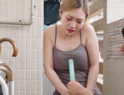 Bố chồng lén lút chiếm đoạt con dâu khi chồng đi công tác
